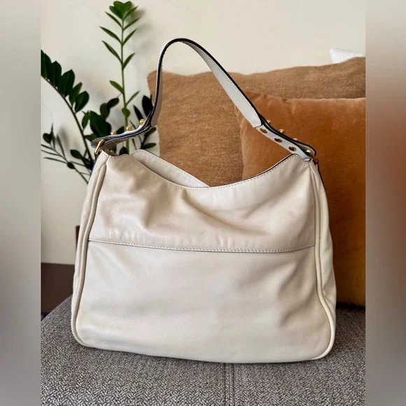 Marc Jacobs Angela Hobo Shoulder Bag In Cream With Gold Hardware - Picture 4 of 16